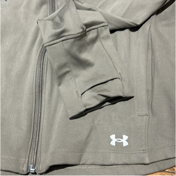 Under Armor Large Zip Jacket
Clay / taupe color
Fitted
Movement Full Zip Jogger - Picture 4 of 4